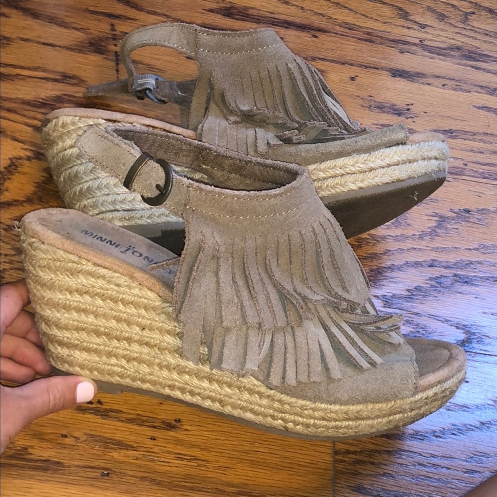 Minnetonka fringe platform wedge size 6